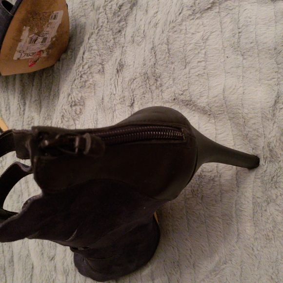 Lord and Taylor 424 fifth cut out booties - Picture 3 of 7